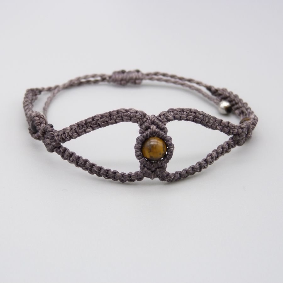 Pulsera de micromacramé morado con tres cuentas de ojo de tigre