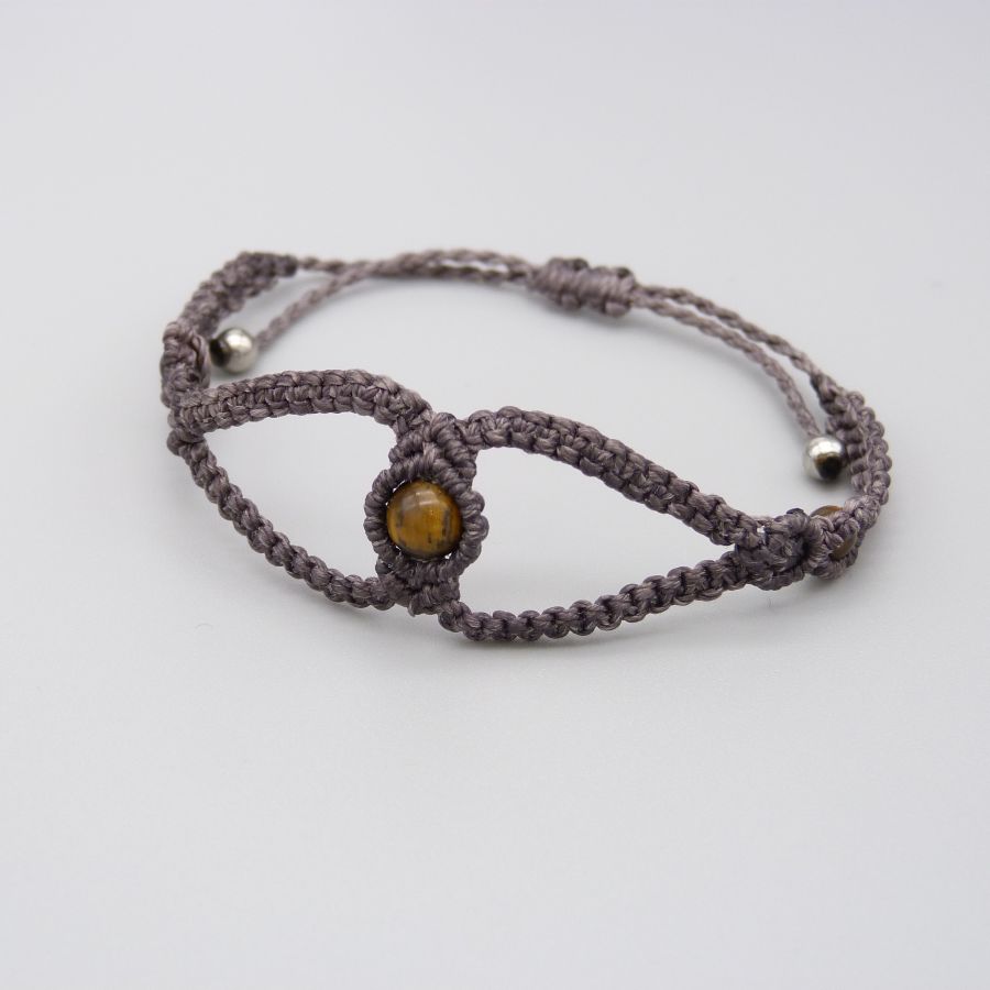 Pulsera de micromacramé morado con tres cuentas de ojo de tigre