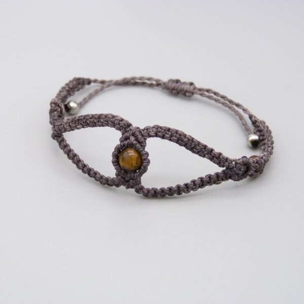 Pulsera de micromacram&eacute; morado con tres cuentas de ojo de tigre