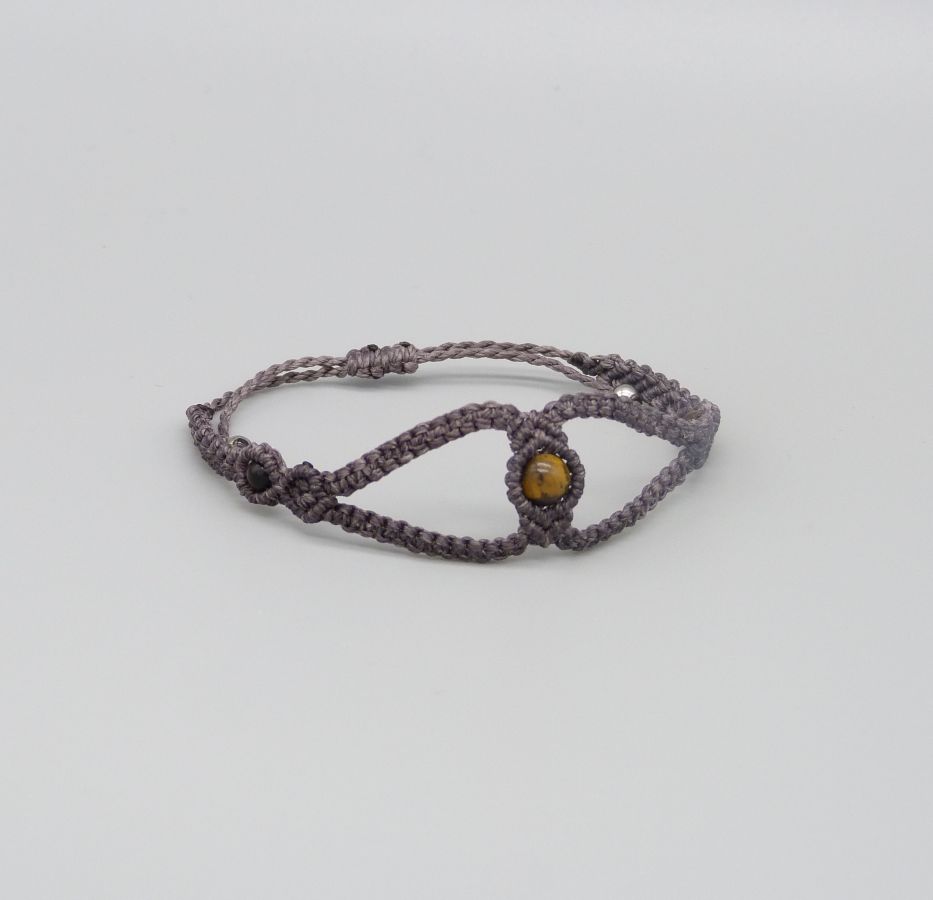 Pulsera de micromacramé morado con tres cuentas de ojo de tigre