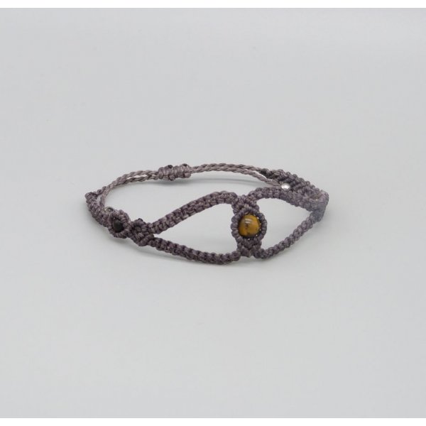 Pulsera de micromacram&eacute; morado con tres cuentas de ojo de tigre