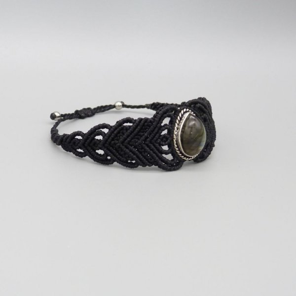 Pulsera de micromacram&eacute; negro con una labradorita engastada en el centro