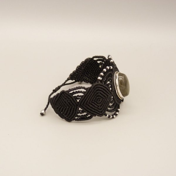 Pulsera de micromacram&eacute; negro con una labradorita engastada en el centro