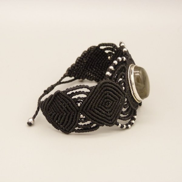 Pulsera de micromacram&eacute; negro con una labradorita engastada en el centro