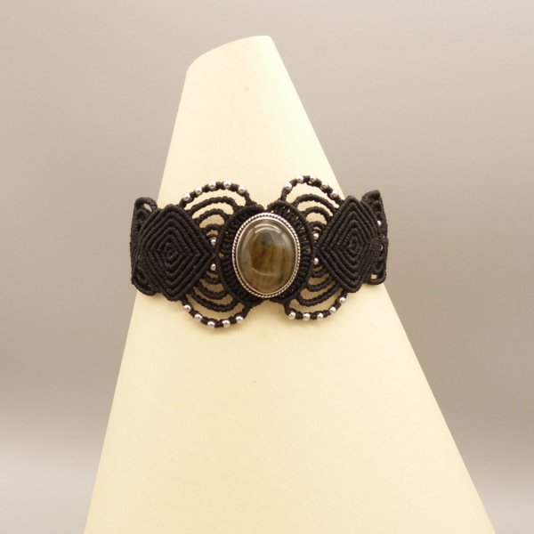 Pulsera de micromacram&eacute; negro con una labradorita engastada en el centro