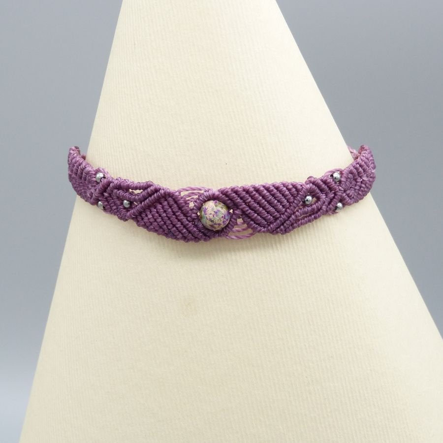 Pulsera de micromacramé ciruela con gema de jaspe imperial azul violeta