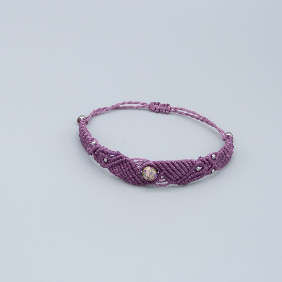 Pulsera de micromacramé ciruela con gema de jaspe imperial azul violeta