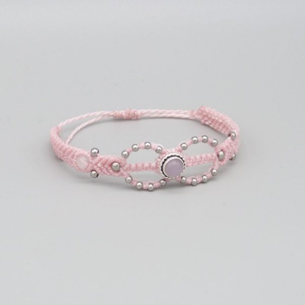 Pulsera de micromacram&eacute; rosa con una piedra de cuarzo rosa