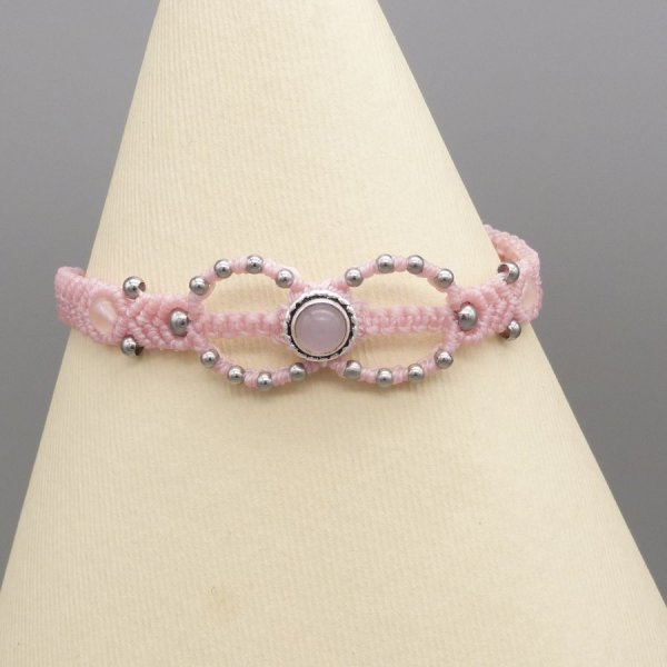 Pulsera de micromacram&eacute; rosa con una piedra de cuarzo rosa