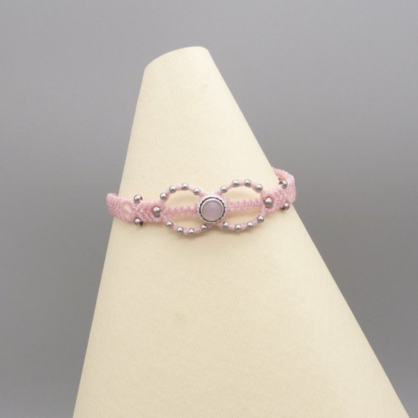 Pulsera de micromacram&eacute; rosa con una piedra de cuarzo rosa