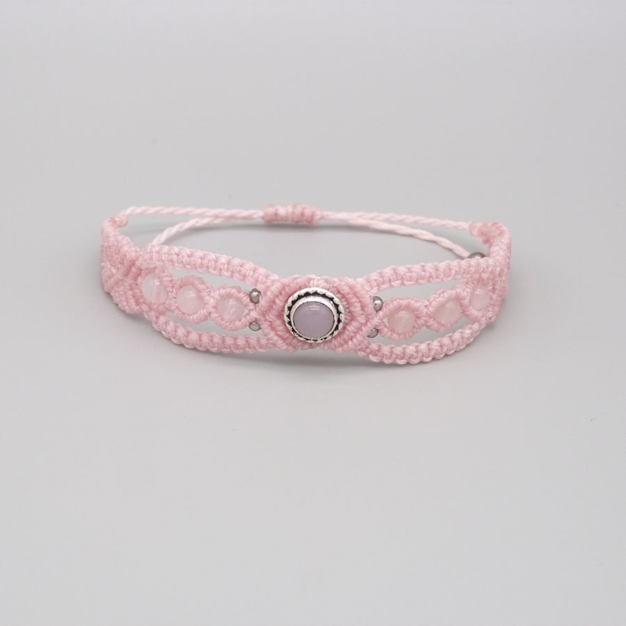 Pulsera de micromacramé rosa con una piedra de cuarzo rosa