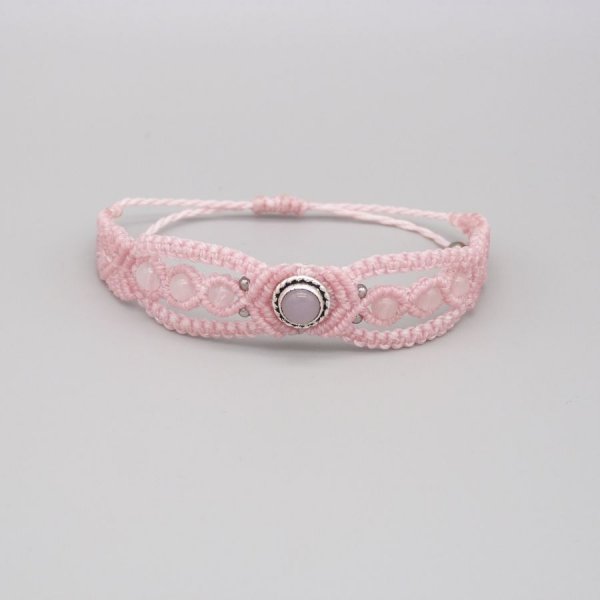 Pulsera de micromacram&eacute; rosa con una piedra de cuarzo rosa