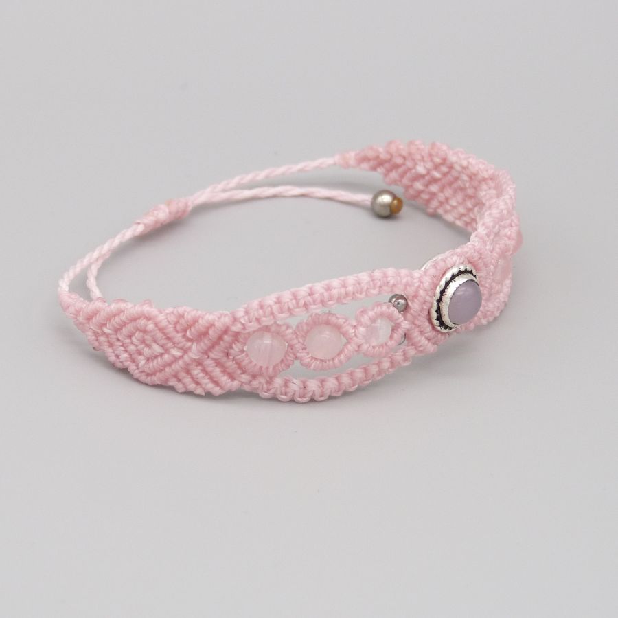 Pulsera de micromacramé rosa con una piedra de cuarzo rosa