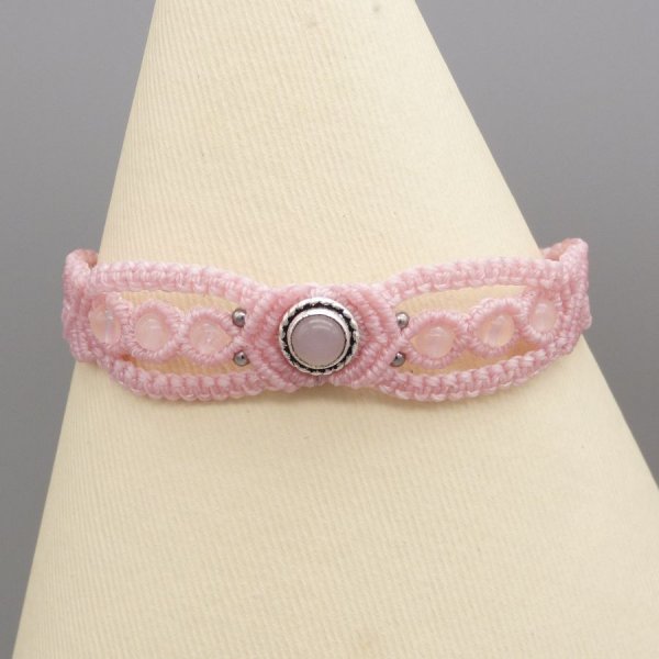 Pulsera de micromacram&eacute; rosa con una piedra de cuarzo rosa
