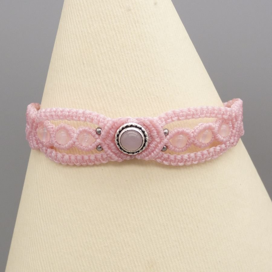 Pulsera de micromacramé rosa con una piedra de cuarzo rosa