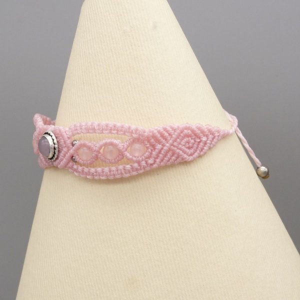 Pulsera de micromacram&eacute; rosa con una piedra de cuarzo rosa