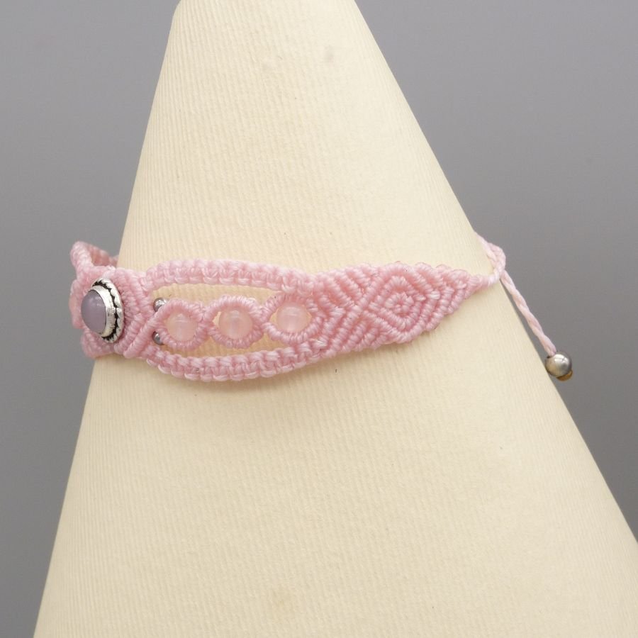 Pulsera de micromacramé rosa con una piedra de cuarzo rosa