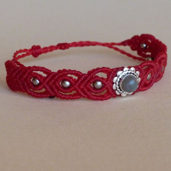 Pulsera de micromacram&eacute; rojo con una labradorita engastada en metal