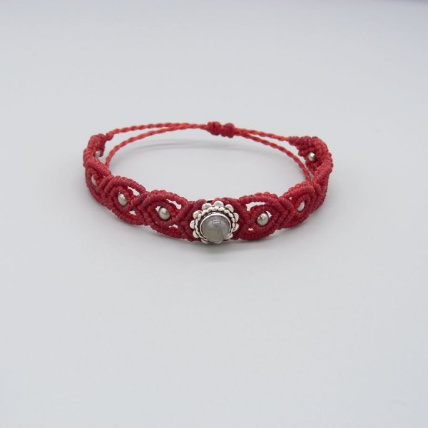 Pulsera de micromacram&eacute; rojo con una labradorita engastada en metal