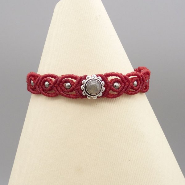 Pulsera de micromacram&eacute; rojo con una labradorita engastada en metal
