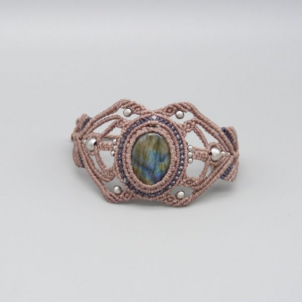 Pulsera de micromacram&eacute; color topo con una labradorita