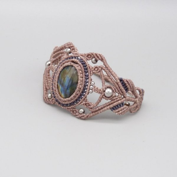 Pulsera de micromacram&eacute; color topo con una labradorita