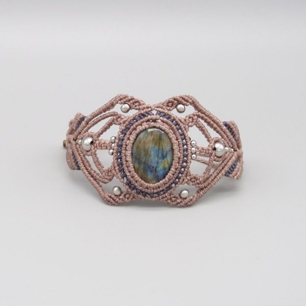 Pulsera de micromacram&eacute; color topo con una labradorita