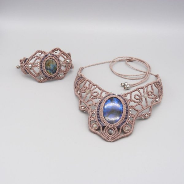 Pulsera de micromacram&eacute; color topo con una labradorita