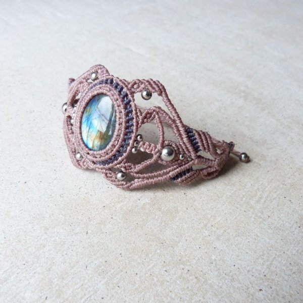 Pulsera de micromacram&eacute; color topo con una labradorita