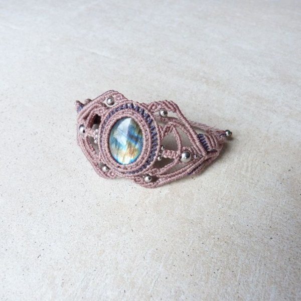 Pulsera de micromacram&eacute; color topo con una labradorita