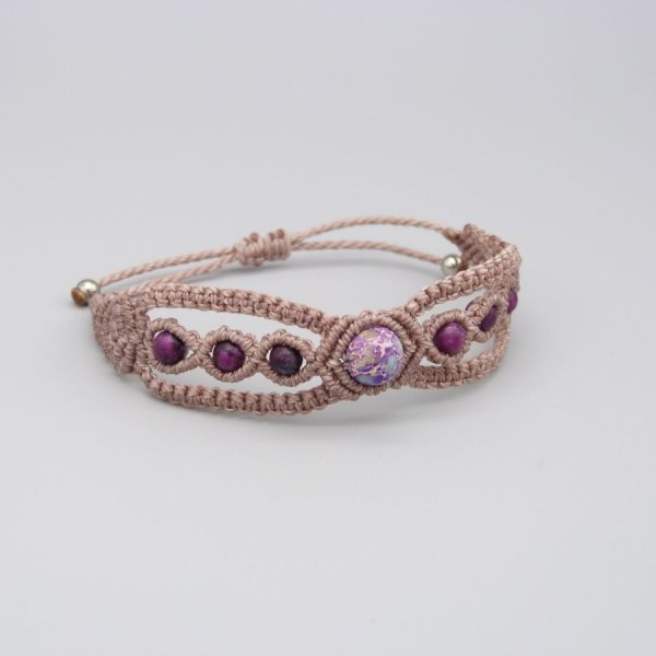 Pulsera de micromacram&eacute; color topo con una gema de jaspe imperial azul violeta