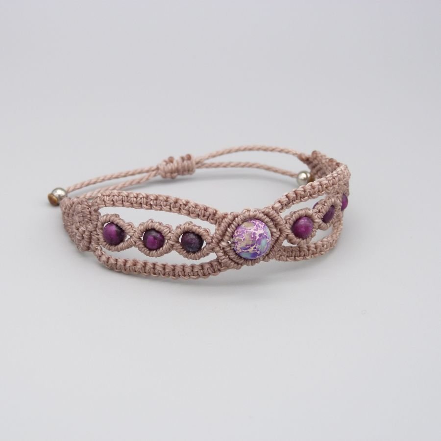 Pulsera de micromacramé color topo con una gema de jaspe imperial azul violeta