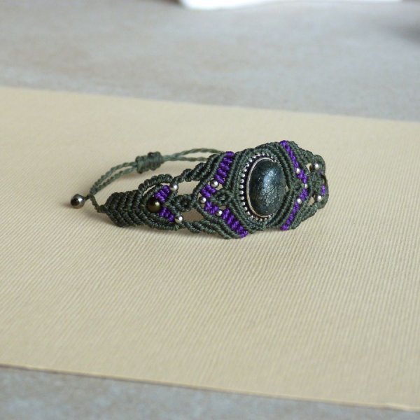 Pulsera de micromacram&eacute; verde con una piedra engastada en metal