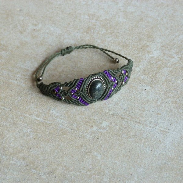 Pulsera de micromacram&eacute; verde con una piedra engastada en metal