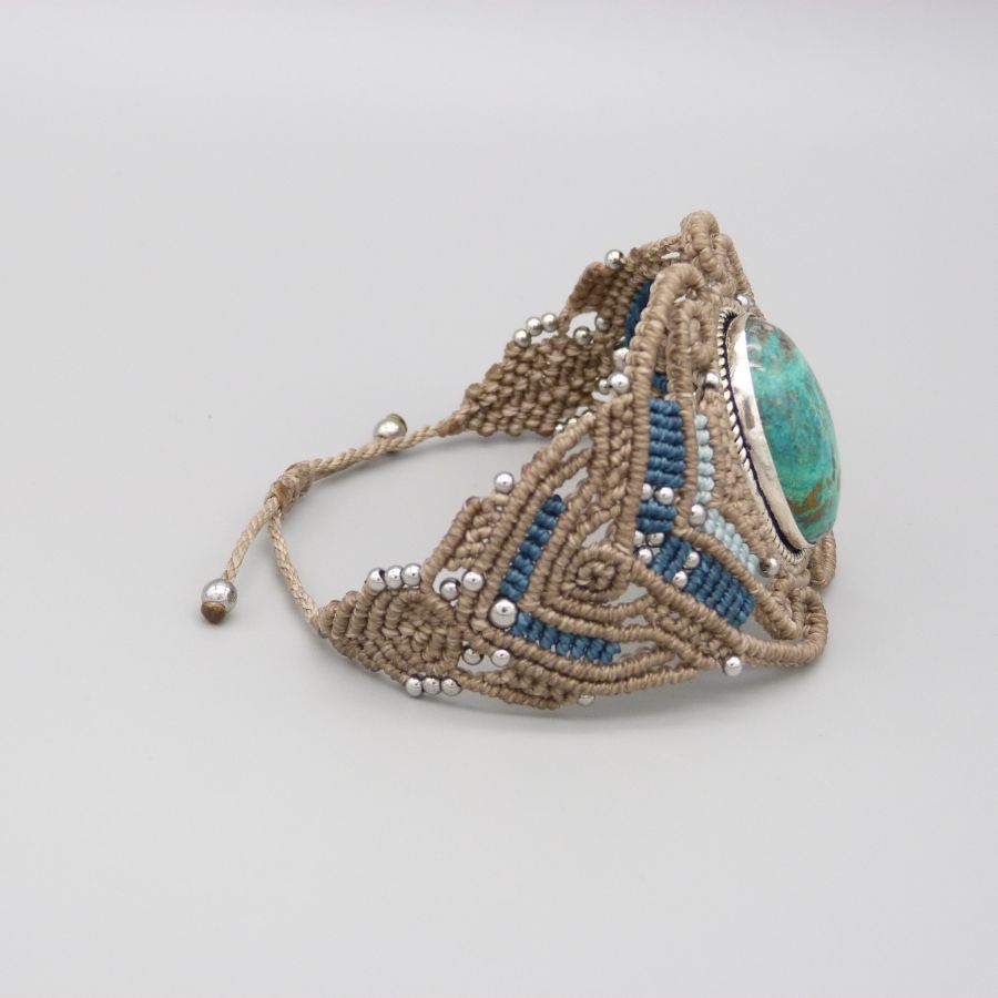 Bracelet en micro-macramé beige et bleu avec une chrysocolle sertie