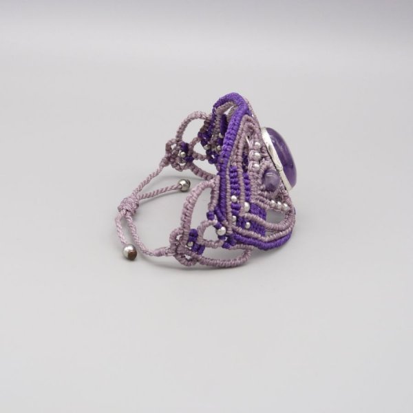 Pulsera de micromacram&eacute; morado con una amatista engastada en el centro