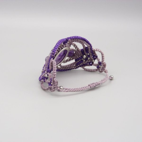 Pulsera de micromacram&eacute; morado con una amatista engastada en el centro