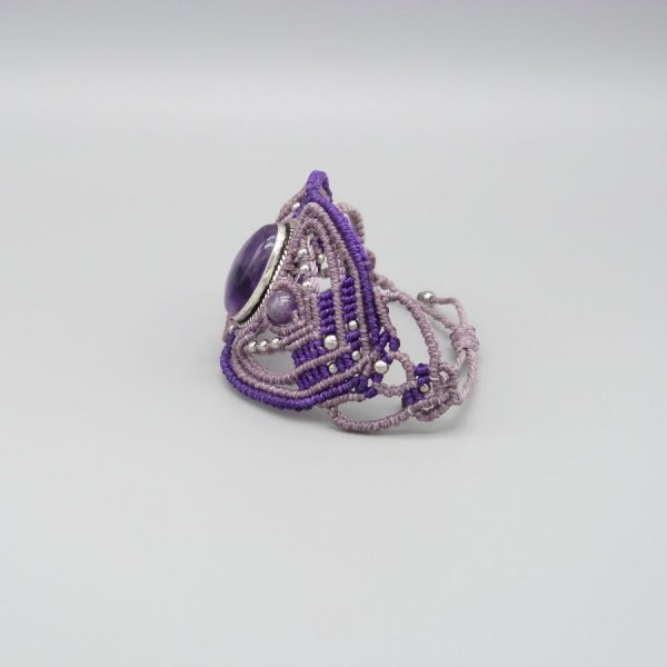Pulsera de micromacram&eacute; morado con una amatista engastada en el centro