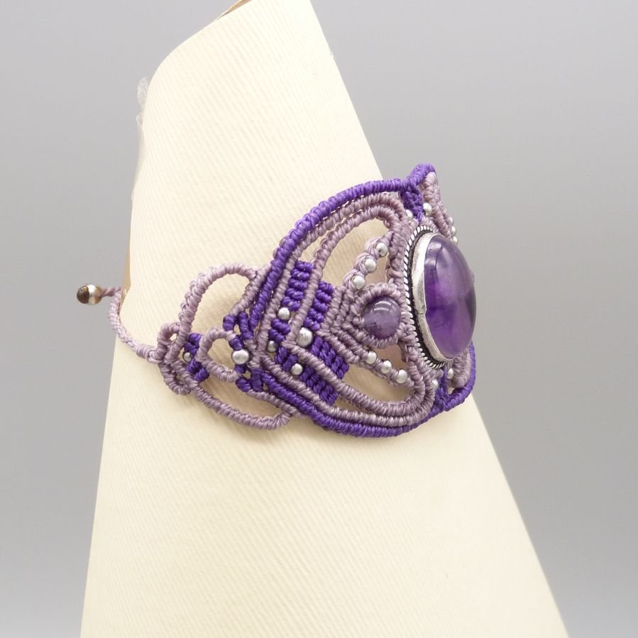 Pulsera de micromacramé morado con una amatista engastada en el centro