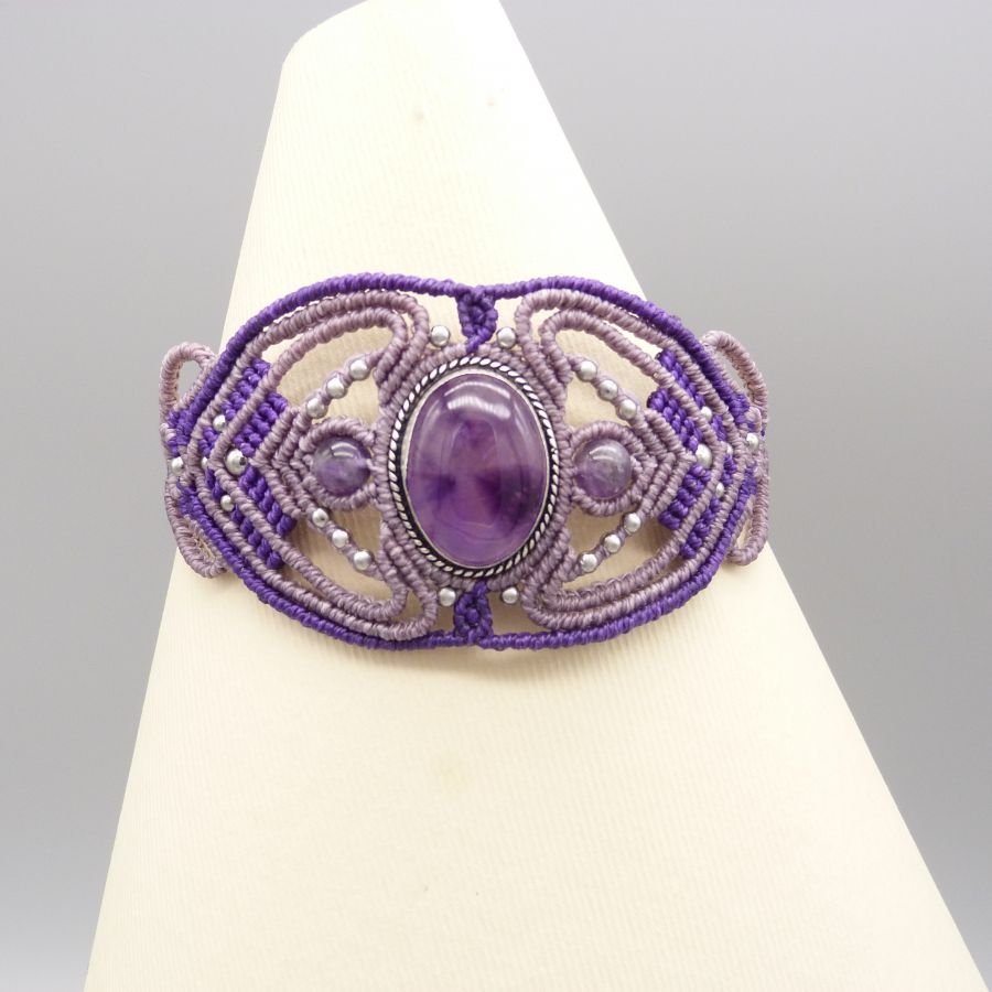 Pulsera de micromacramé morado con una amatista engastada en el centro