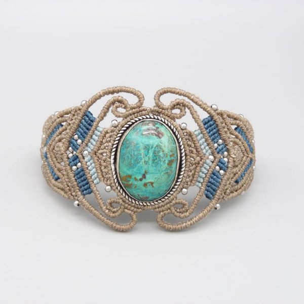 Bracelet en micro-macram&eacute; beige et bleu avec une chrysocolle sertie