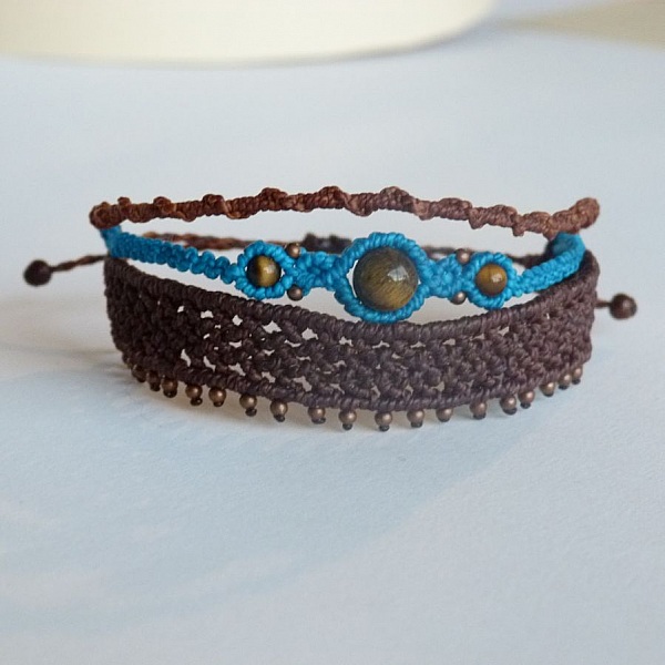 Bracelets artisanaux en macramé avec perles en œil de tigre.