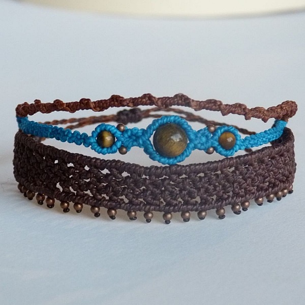 Bracelets artisanaux en macramé avec perles œil-de-tigre.
