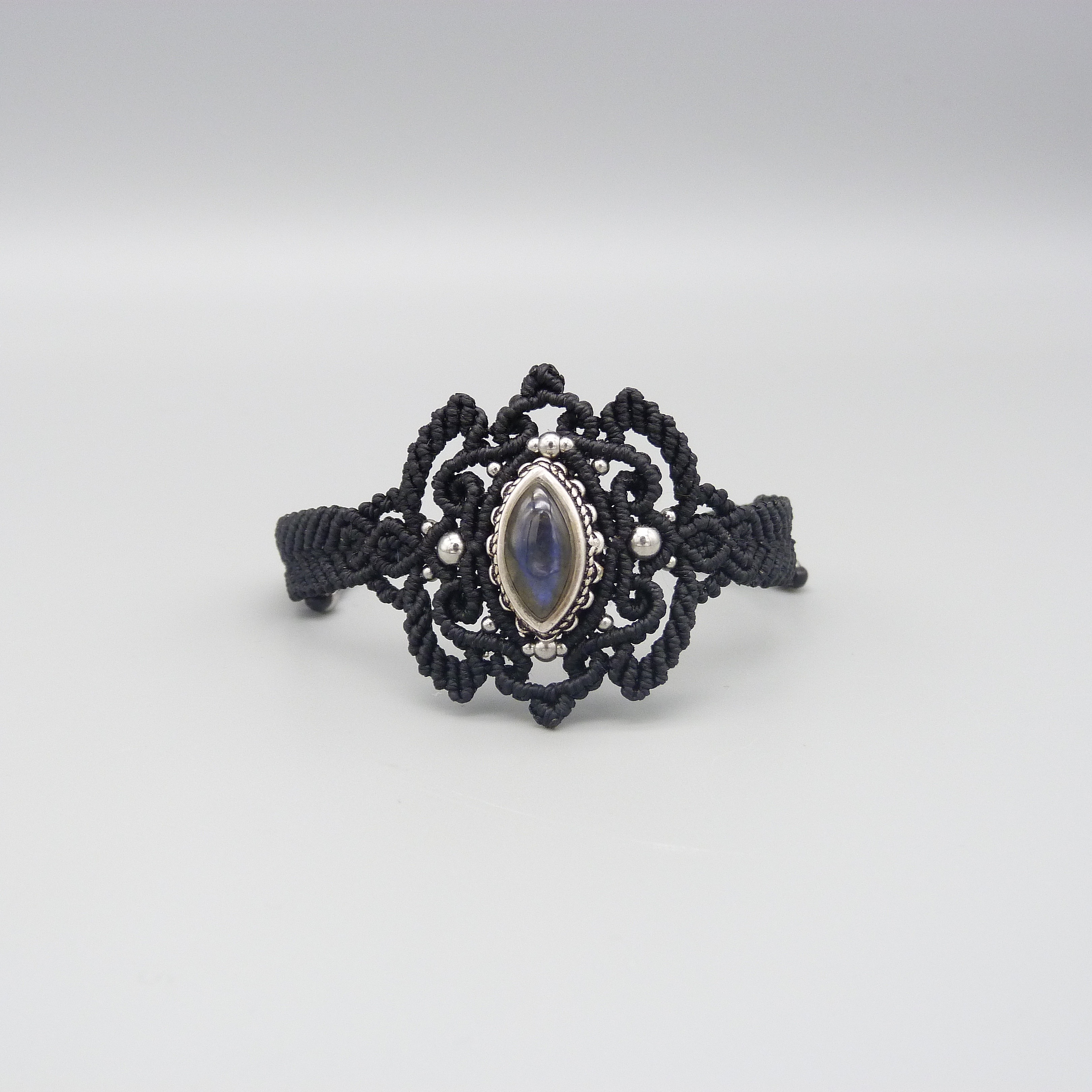 Bracelet noir en micro-macram&eacute;  avec labradorite sertie