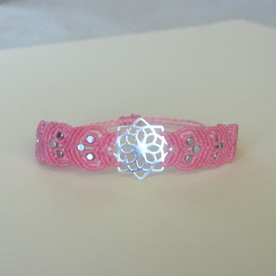 Pulsera de micromacramé rosa con inserción de plata