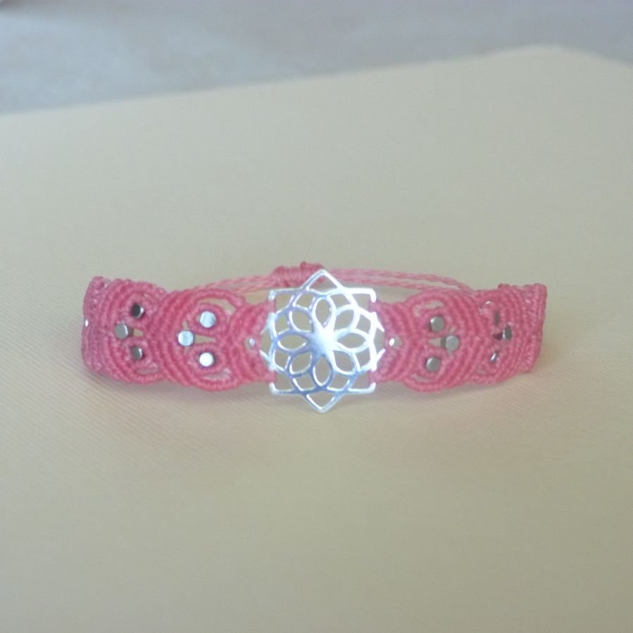 Pulsera de micromacramé rosa con inserción de plata