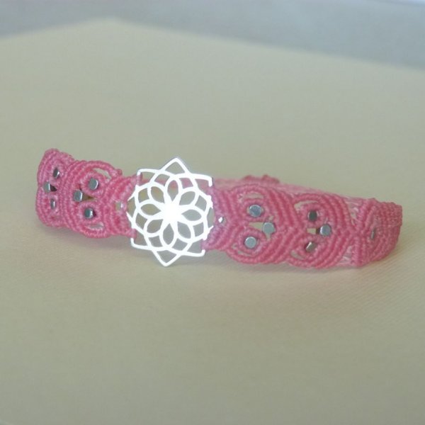 Pulsera de micromacram&eacute; rosa con inserci&oacute;n de plata