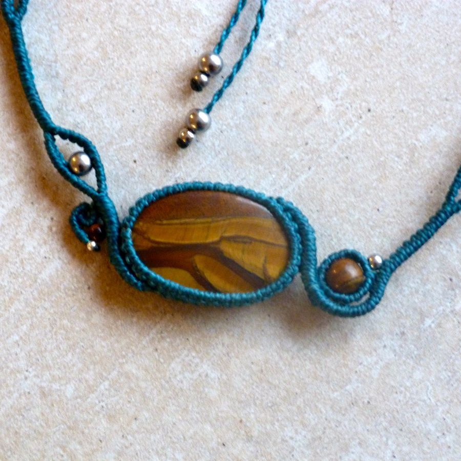 Collar de micromacramé azul pato con una piedra natural, el ojo de tigre