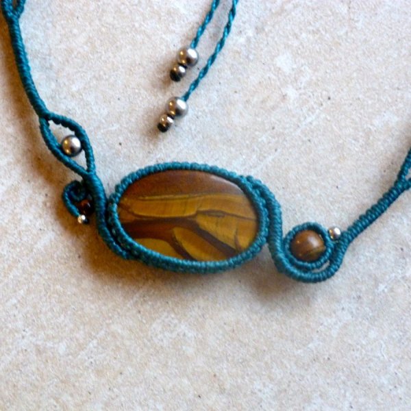Collar de micromacram&eacute; azul pato con una piedra natural, el ojo de tigre
