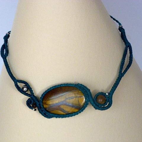 Collar de micromacramé azul pato con una piedra natural, el ojo de tigre